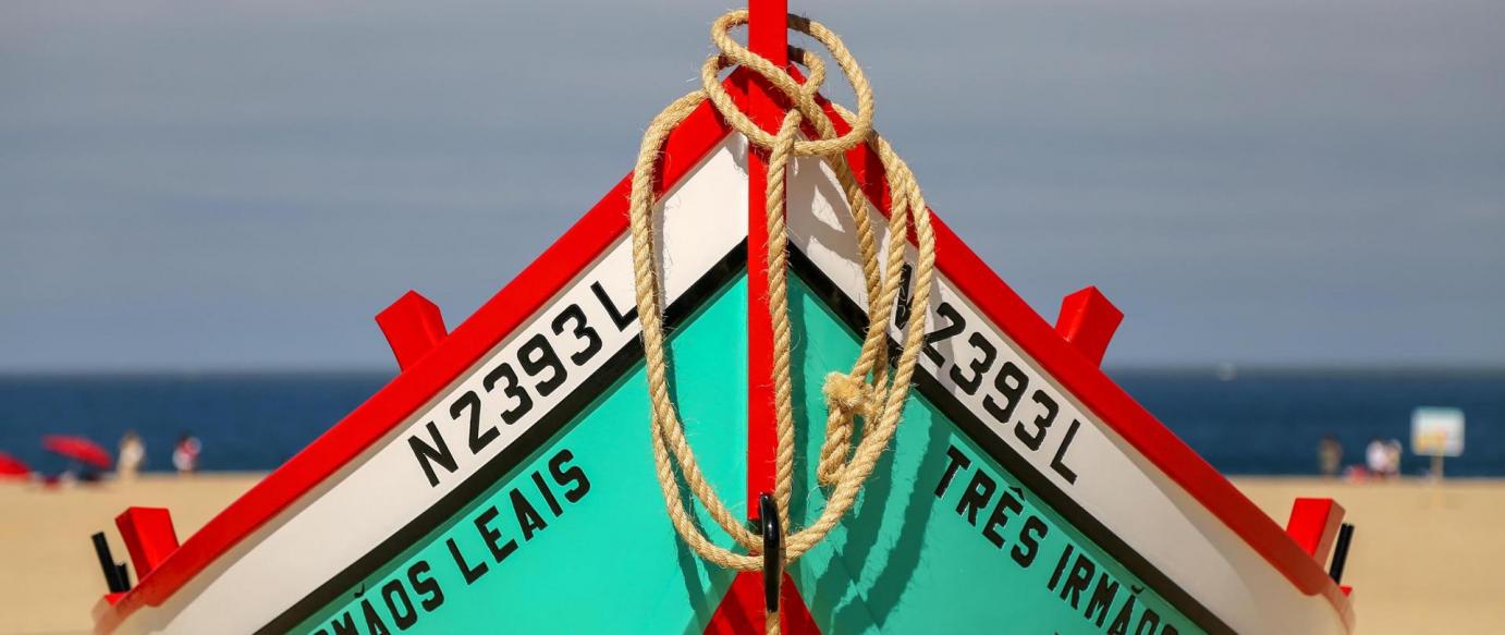 Barco “Três Irmãos Leais” regressa ao areal da Praia da Nazaré após restauro
