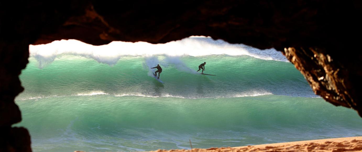 As praias da Nazaré voltam a estar abertas à prática de surf.